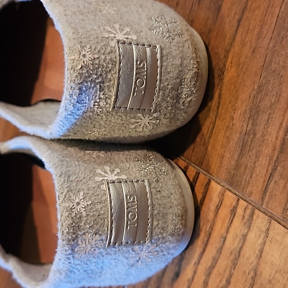 Tom's Gray Winter Snowflake shoes - Picture 4 of 5